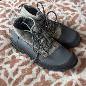 Like New Tom's Women Castlerock Gray Wool With Leather Waterproof Ankle Boots